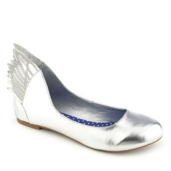 NIB Cool Silver winged flats Various sizes - Picture 2 of 11
